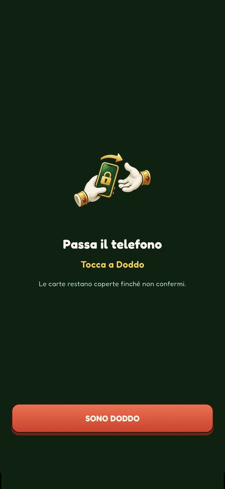 Lo schermo che copre le carte fra un turno e l'altro: due mani che si passano un telefono col lucchetto, e il bottone per confermare chi riceve.